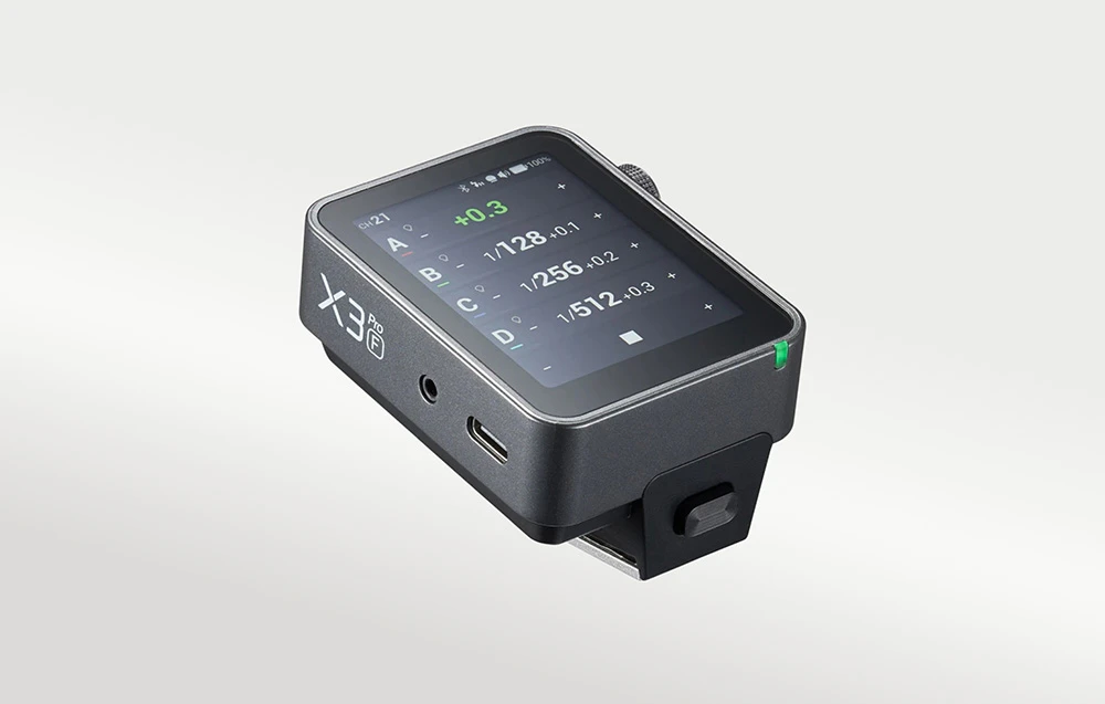 Declanșatorul de bliț Godox X3 Pro F cu port USB-C și mufă de sincronizare mini-jack vizibile