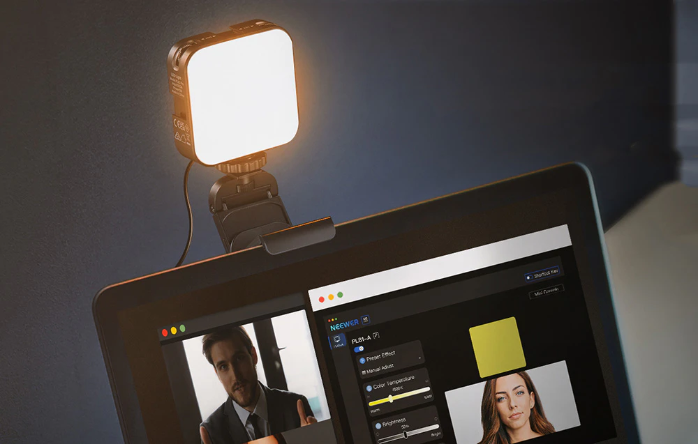 Lampă LED portabilă montată deasupra monitorului unui laptop, care luminează ecranul în timp ce programul de videoconferință rulează