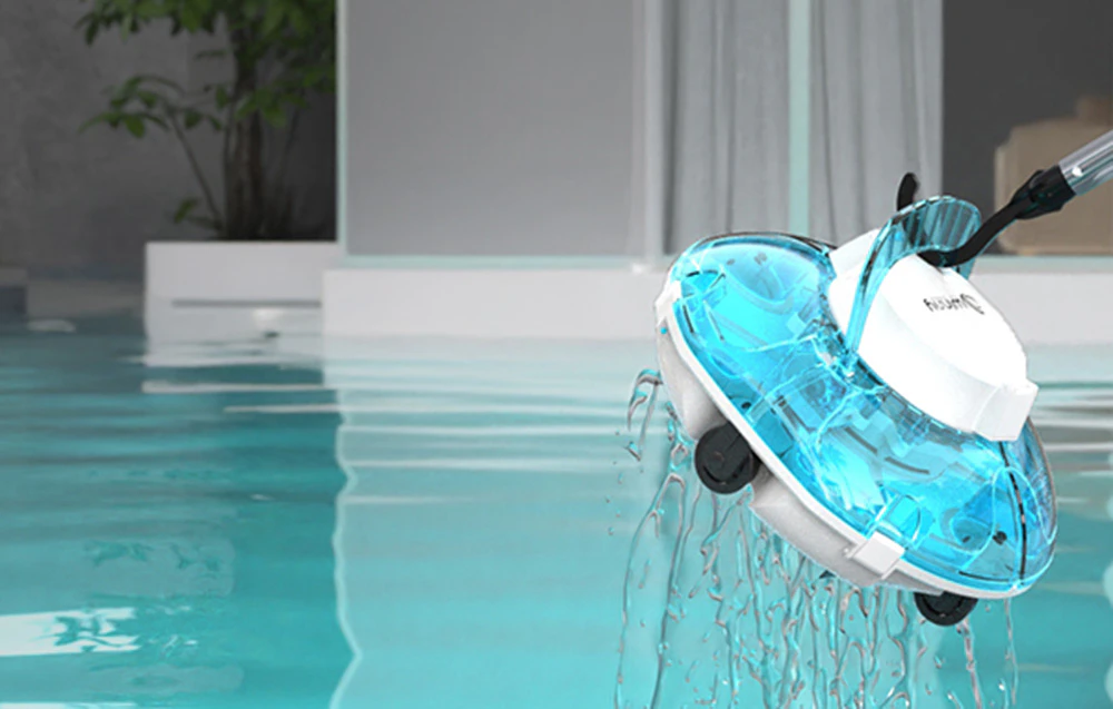 Un robot alb pentru piscină cu o cupolă turcoaz transparentă fiind scos din piscină la margine, apa picurând din dispozitiv