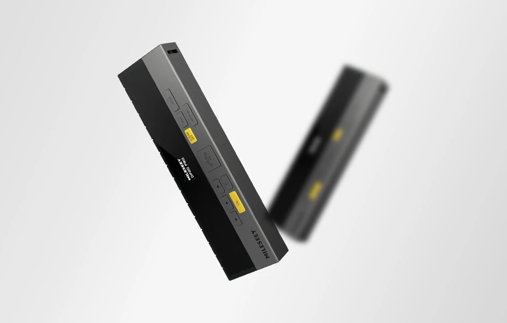 O imagine a carcasei telemetrului laser cu butoane funcționale și logo-ul producătorului pe un fundal gri.