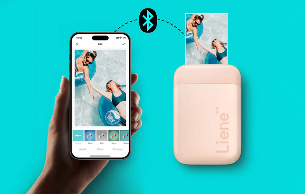 Smartphone conectat la o imprimantă foto prin Bluetooth pe un fundal aqua