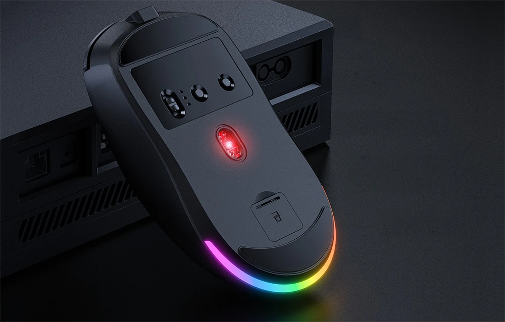Mouse de computer negru cu iluminare din spate și butoane pe un fundal de culoare închisă