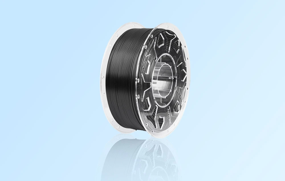 O bobină de filament de imprimare 3D negru cu un capac lateral transparent pe un fundal albastru