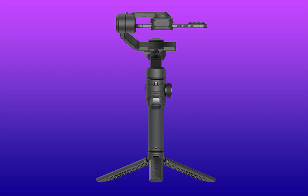 Un gimbal pe un trepied prezentat din spate, cu suportul pentru smartphone vizibil.