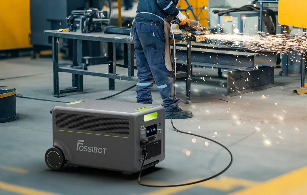 O stație de alimentare portabilă Fossibot alimentează o unealtă electrică utilizată în atelier