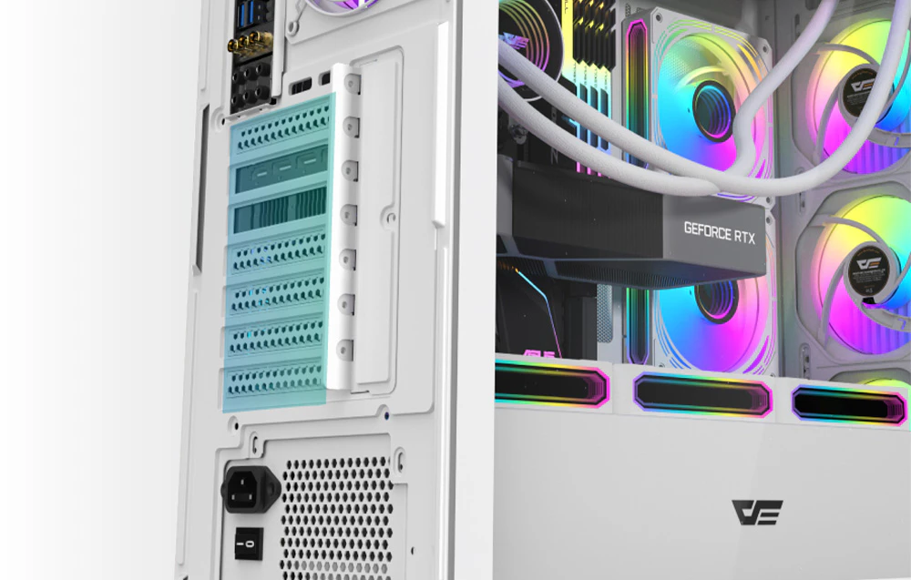 Carcasă de calculator albă cu ventilatoare RGB fixe.