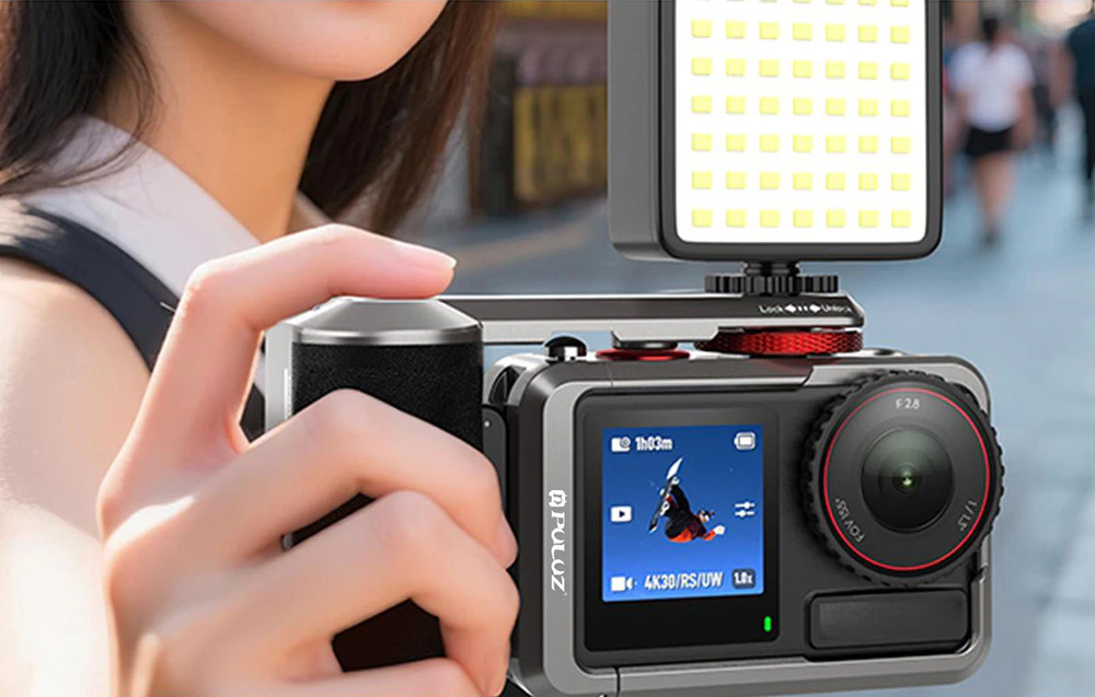 Femeie care face fotografii cu un aparat foto cu carcasă și lumină montată