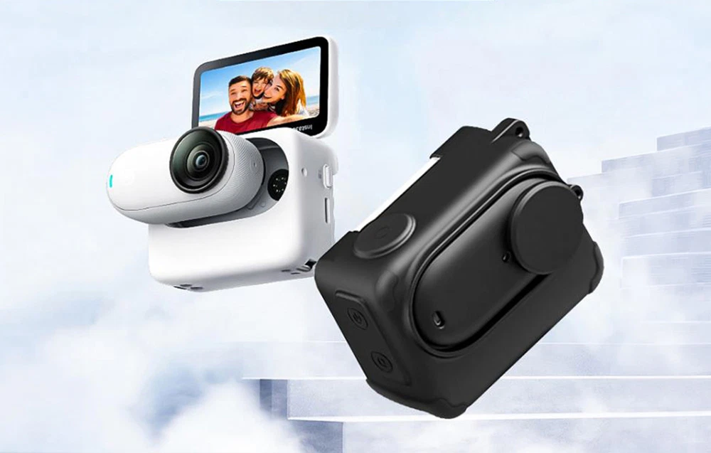 Două camere de acțiune Insta360 GO 3, una albă cu ecran, cealaltă neagră într-o husă, plutind în aer pe fundalul norilor