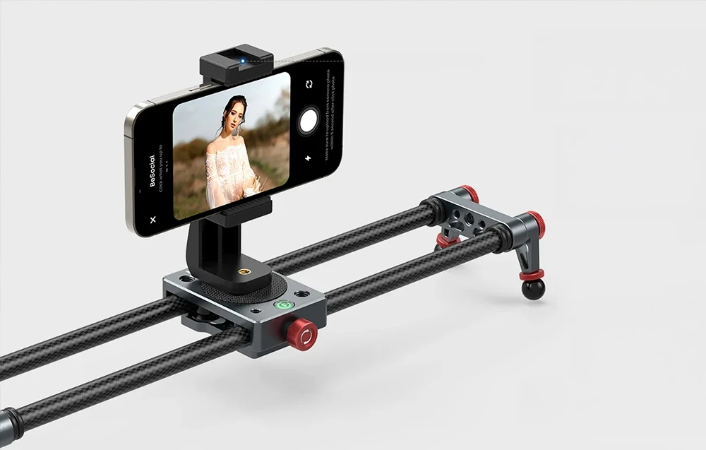 Un smartphone într-un suport atașat la un slider profesional de fotografie cu șine.