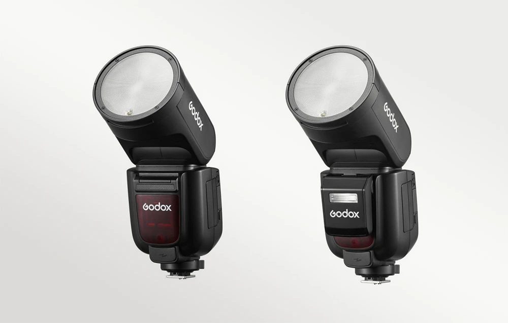 Comparație între două blitzuri Godox V1Pro cu modulul suplimentar atașat și detașat