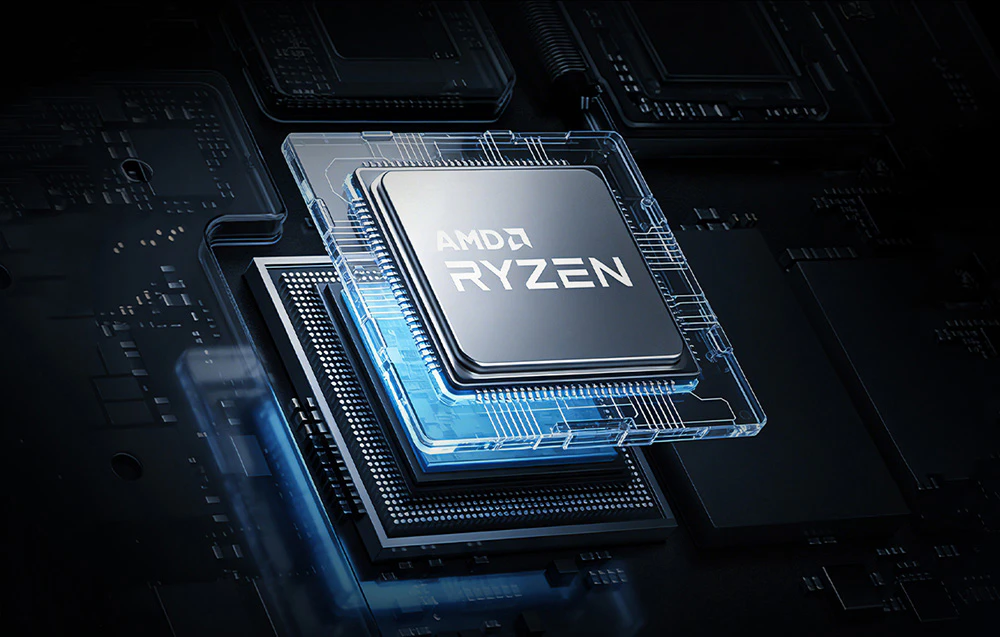 Prim-plan al procesorului AMD Ryzen montat pe placa de bază din interiorul carcasei computerului.