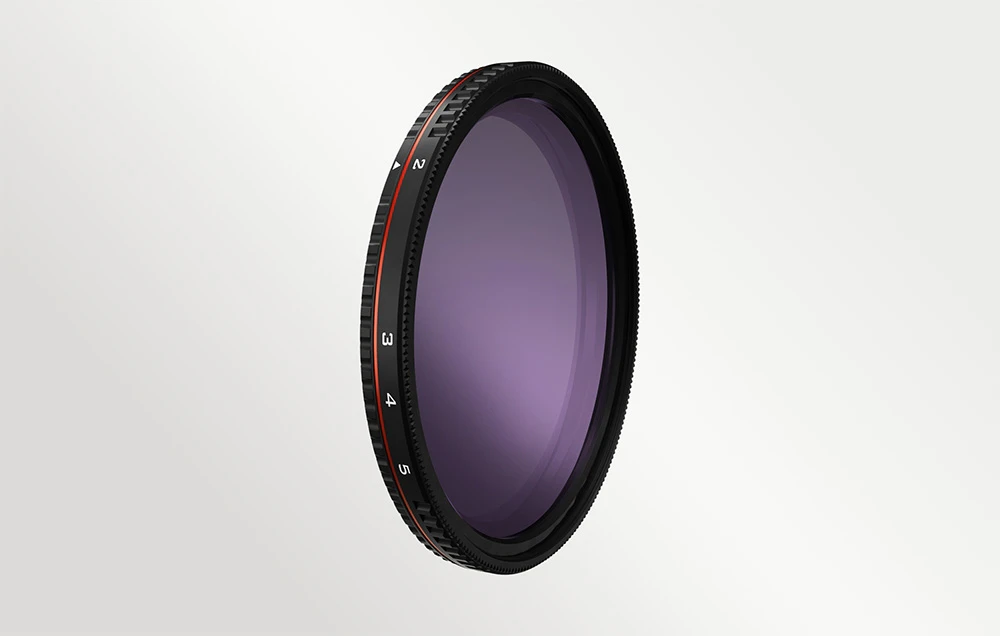 Filtru circular variabil ND Freewell cu o scală numerică vizibilă de la 2 la 5 pe o carcasă neagră cu o linie roșie