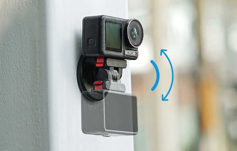 O cameră de acțiune pe un suport magnetic reglabil atașat la un perete, arătând mișcarea de înclinare în jos.