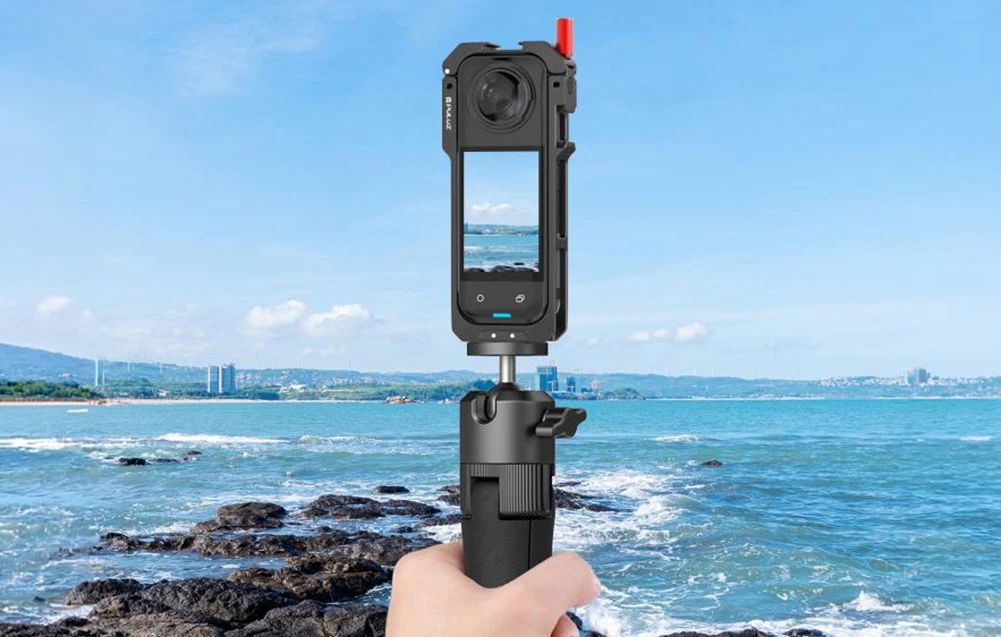 Carcasă metalică Puluz pe o cameră Insta360 X5 pe fundalul mării