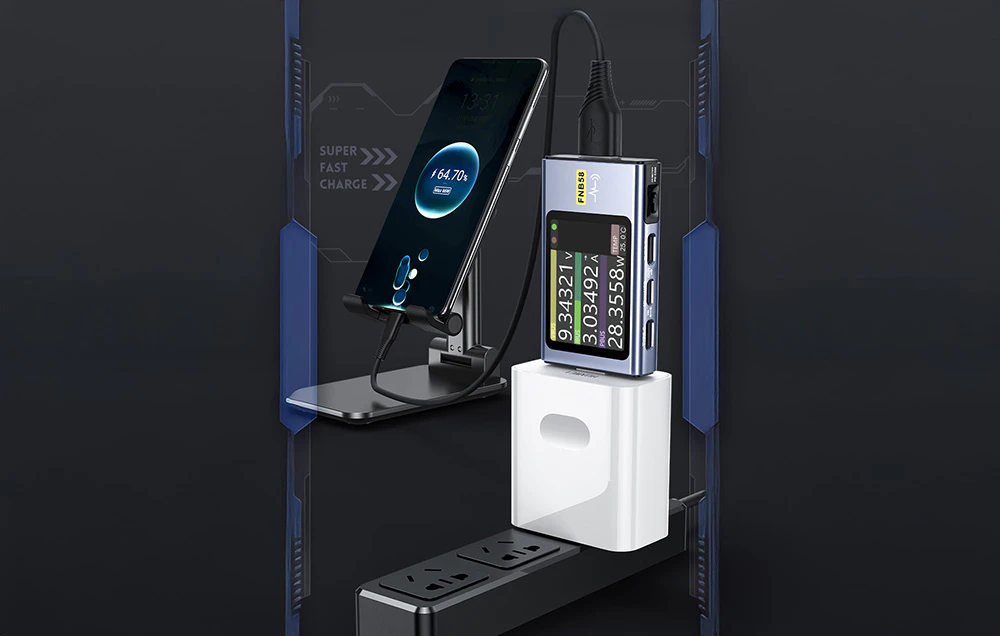 Tester port conectat la un adaptor și un smartphone