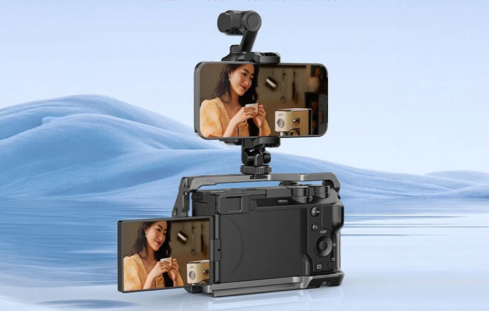Smartphone și cameră conectate prin intermediul unui suport la o cameră de acțiune pentru înregistrarea video