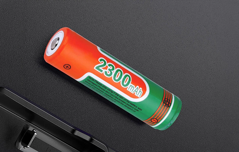 Bateria Superfire 18650 pe o suprafață neagră