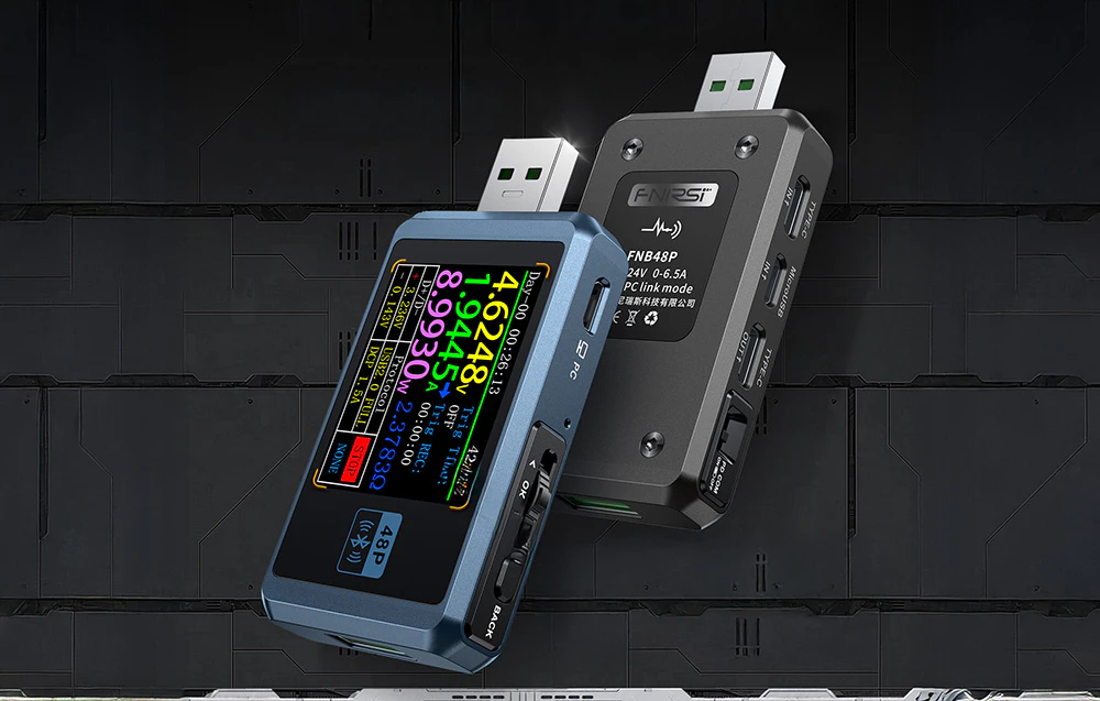 Două testere USB cu ecran pe o parte și date tehnice pe cealaltă