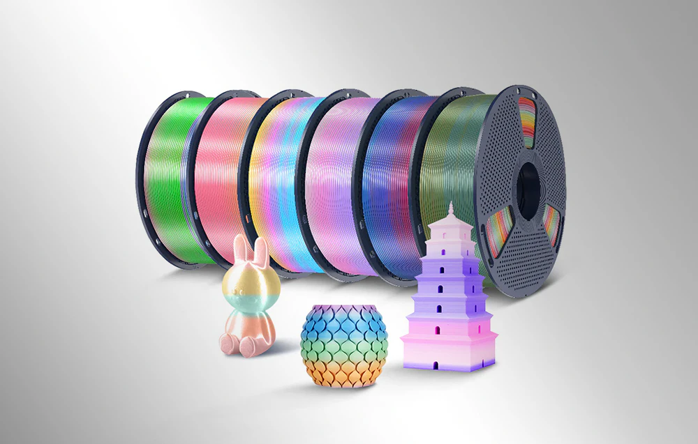 Bobine de filamente colorate aliniate în spatele unor vaze decorative și a unei figurine reprezentând un turn cu mai multe niveluri.