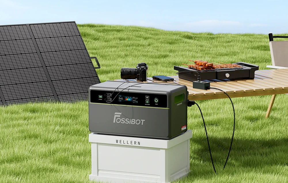 O stație de alimentare portabilă într-un camping alimentează un grătar electric și o cameră foto.