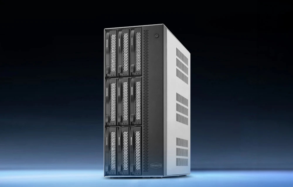 Un server NAS cu nouă compartimente pentru unități de stocare, pe un fundal întunecat cu iluminare de fundal albastră