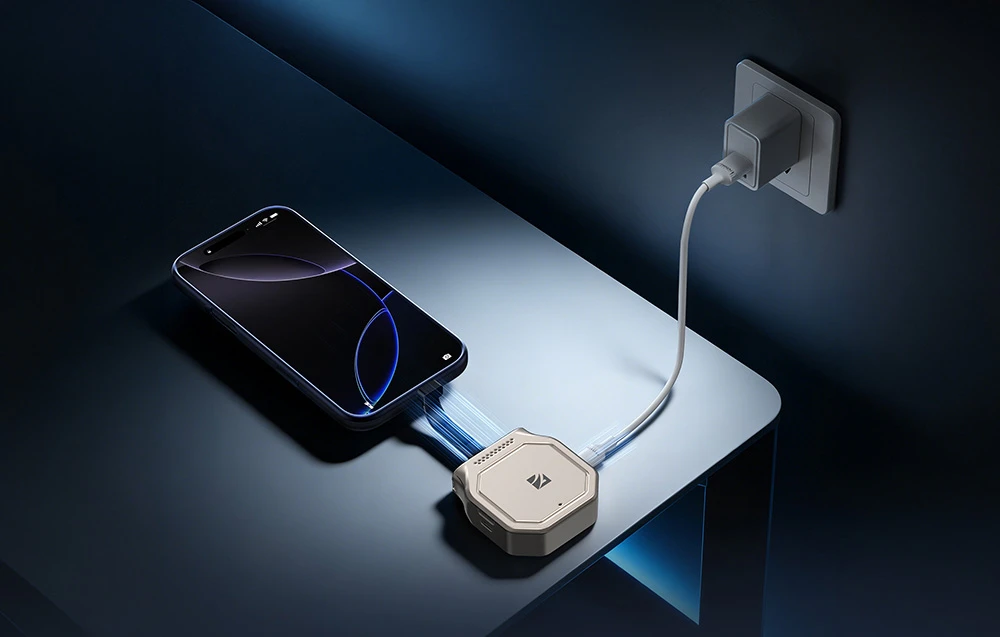 Adaptorul de hard disk Freewell conectat prin cabluri la un smartphone și la un încărcător de perete alb, conectat la o priză
