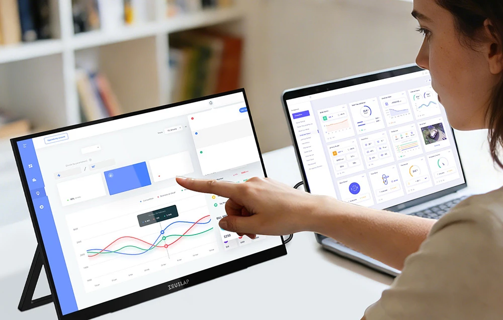 O femeie folosește un monitor portabil ZEUSLAP ca ecran secundar lângă laptopul ei