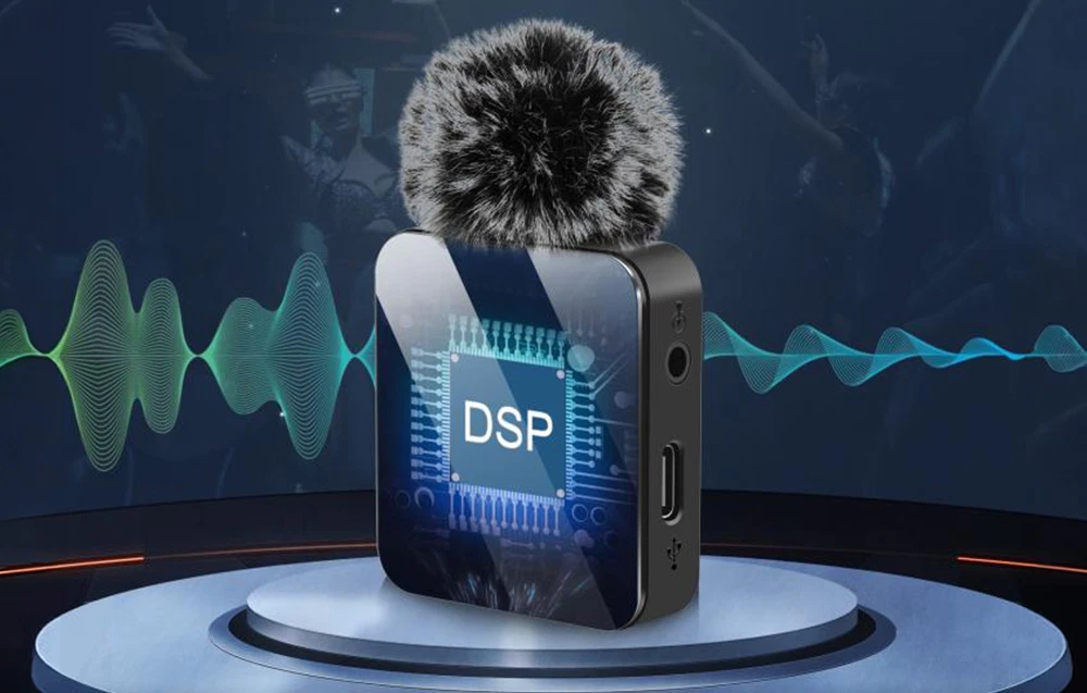 Microfon fără fir cu protecție anti-vânt din blană, poziționat pe o platformă iluminată, cu un motiv grafic de undă sonoră și inscripția „DSP” pe dispozitiv.