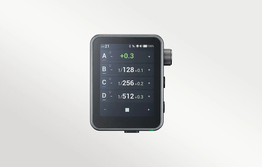 Vedere de sus a ecranului tactil luminos și activ al transmițătorului wireless Godox X3 Pro S