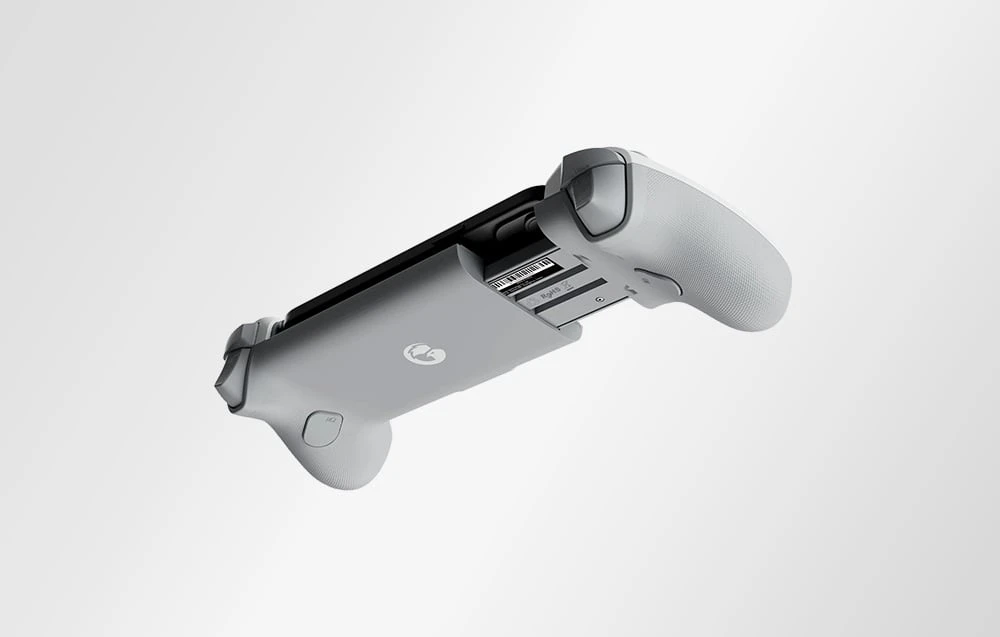 Controler GameSir cu smartphone atașat văzut de jos pe un fundal luminos