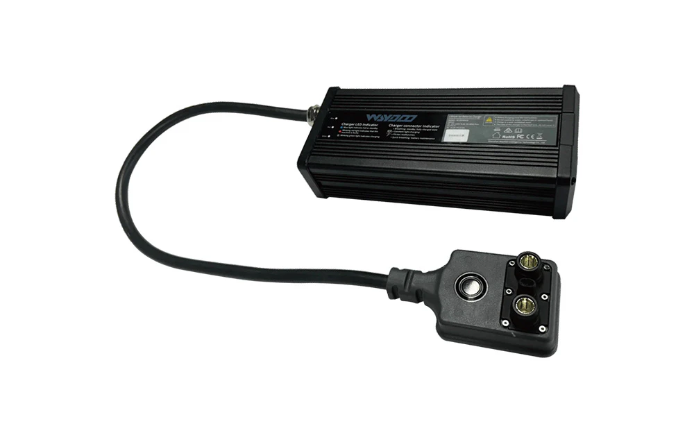 Încărcător negru pentru baterii Waydoo Powerflight pe fundal alb