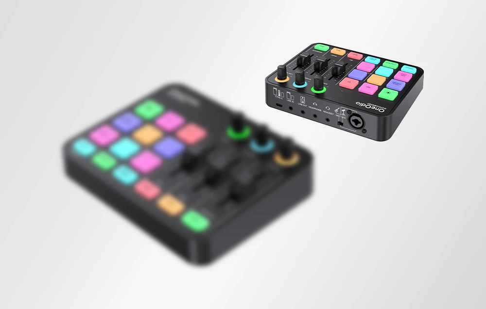 Mixerul audio OneOdio Solocaster prezentat în prim plan din față și în fundal ca o imagine neclară de sus, din unghi