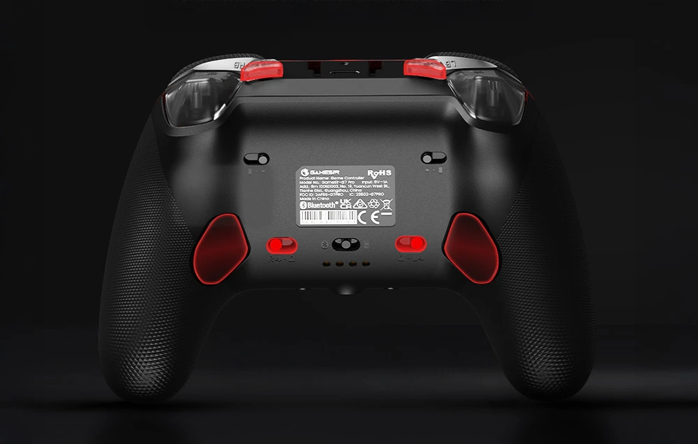 Partea din spate a unui controler GameSir negru și roșu cu butoane vizibile și etichetă informativă.