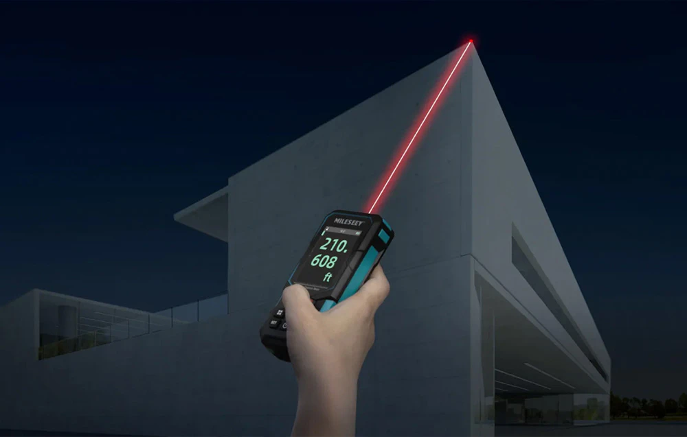 Un telemetru laser utilizat după lăsarea serii, proiectând un fascicul pe marginea unei case moderne.