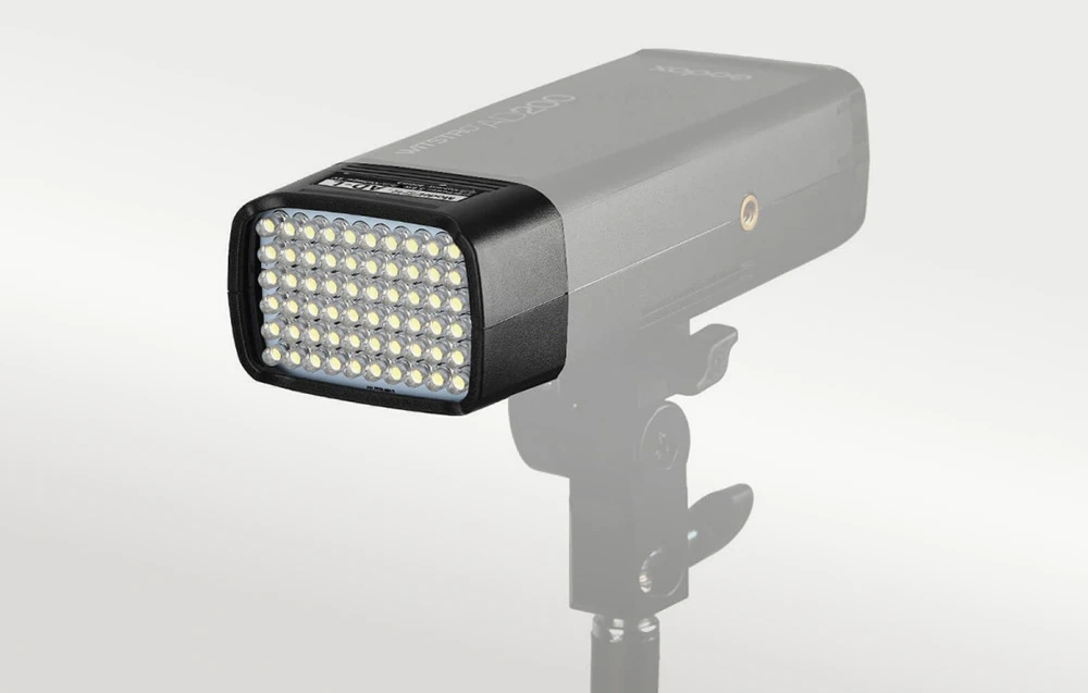 Lumina Godox Witstro AD200 cu un panou cu matrice de puncte, așezată pe un trepied, vizibilă pe un fundal luminos