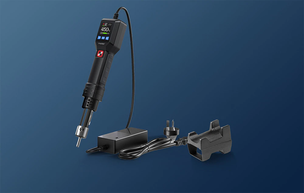 Pistol de încălzire FNIRSI cu afișaj digital care indică 450 °C, lângă o sursă de alimentare și un suport pe un fundal albastru închis.