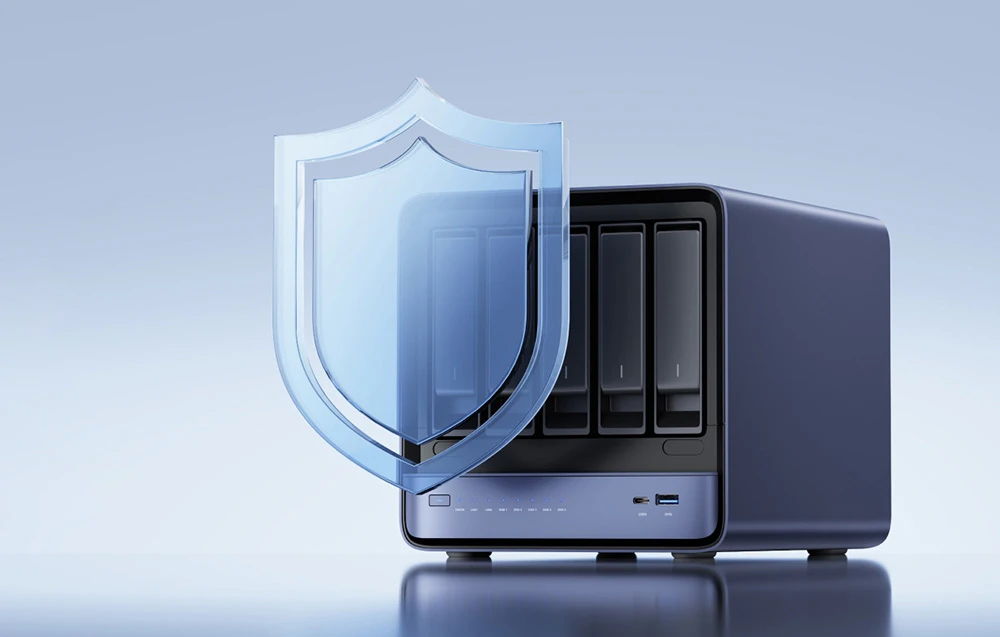 Un server NAS cu patru compartimente pentru unități de stocare prezentat cu un scut translucid care simbolizează protecția datelor