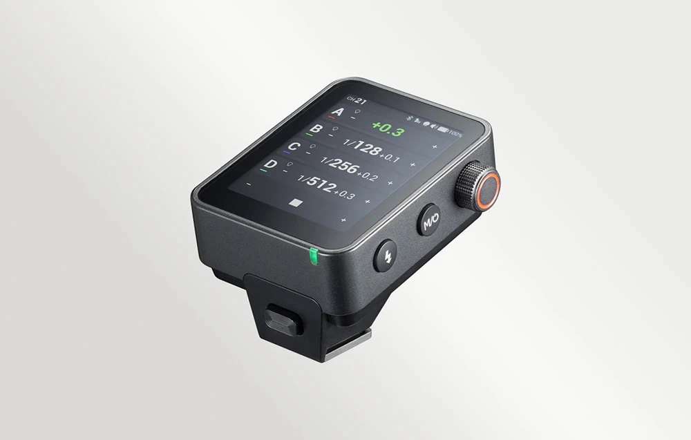 Declanșatorul wireless pentru bliț Godox X3 Pro, imagine din unghi oblic care prezintă ecranul tactil și profilul lateral