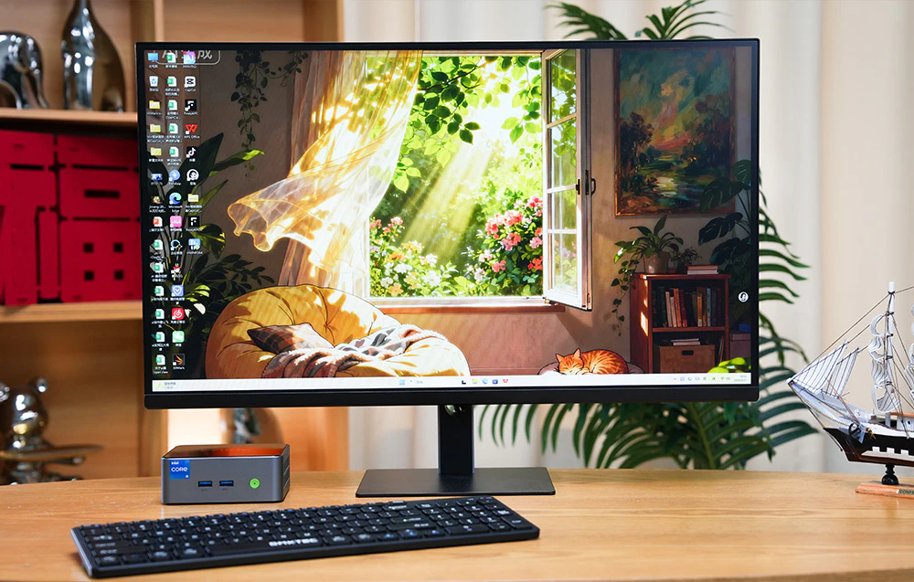 Mini PC-ul GMKtec M3 Pro conectat la un monitor, ca parte a unei stații de lucru moderne.