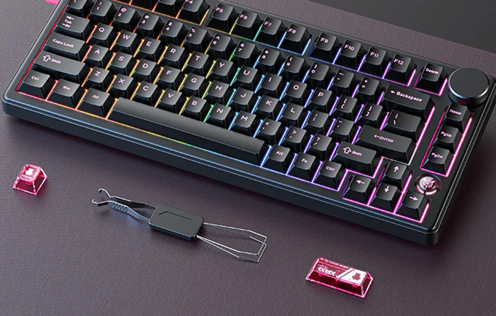 Tastatură neagră cu 2 taste și instrument de înlocuire a comutatorului pe masă întunecată