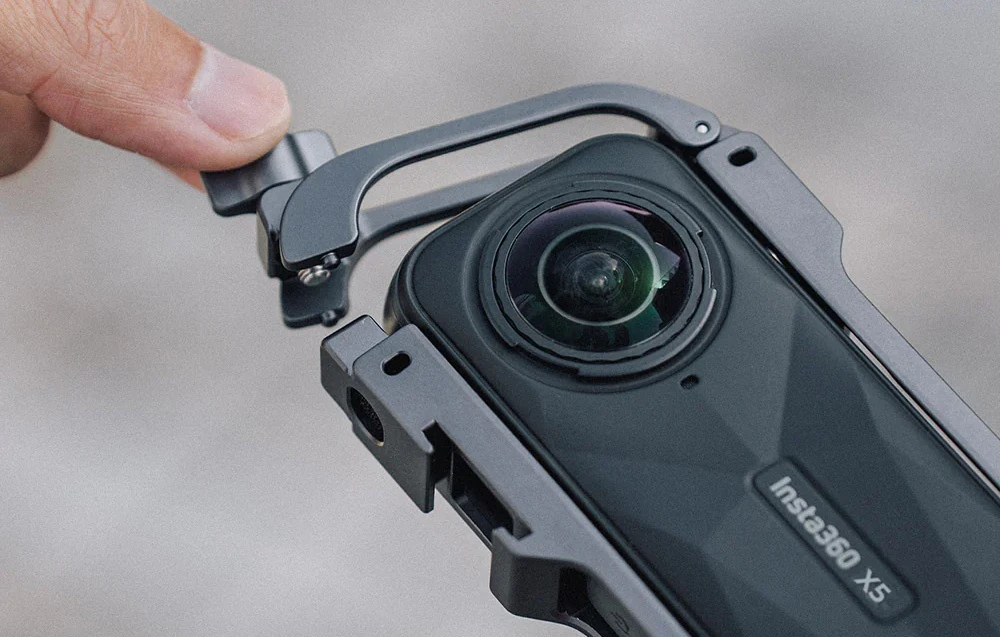 Un bărbat scoate carcasa de pe camera Insta360 X5.