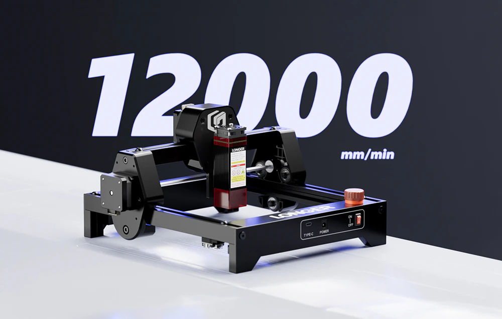 Gravor laser cu inscripția 12000 mm/min în fundal, indicând viteza de funcționare a dispozitivului