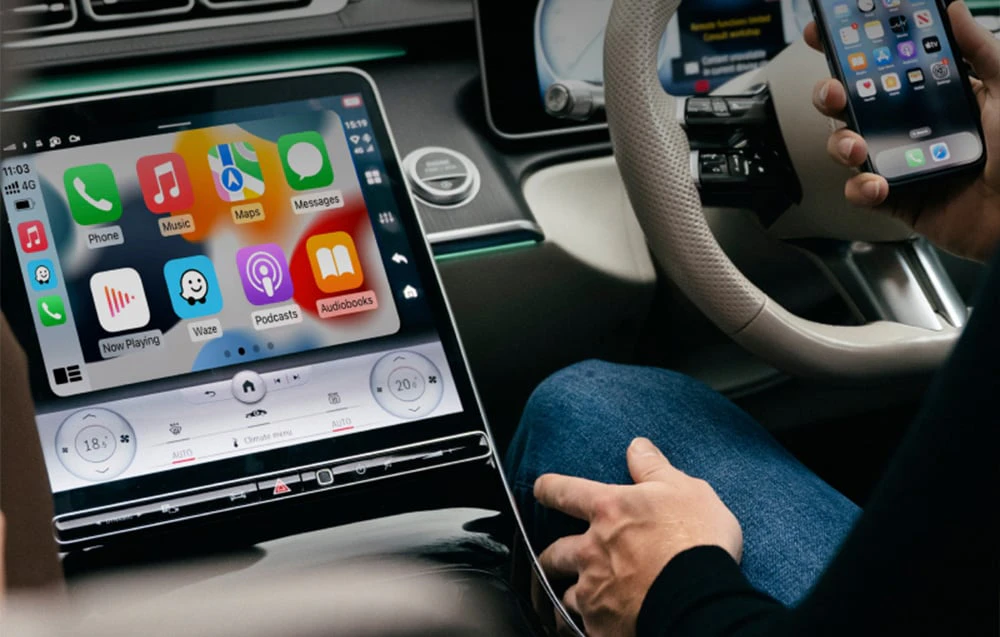 Șofer care se conectează la sistemul CarPlay din mașină