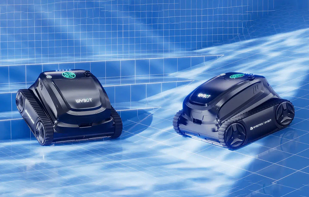 Doi roboți de piscină Wybot sub apă în piscina cu gresie albastră