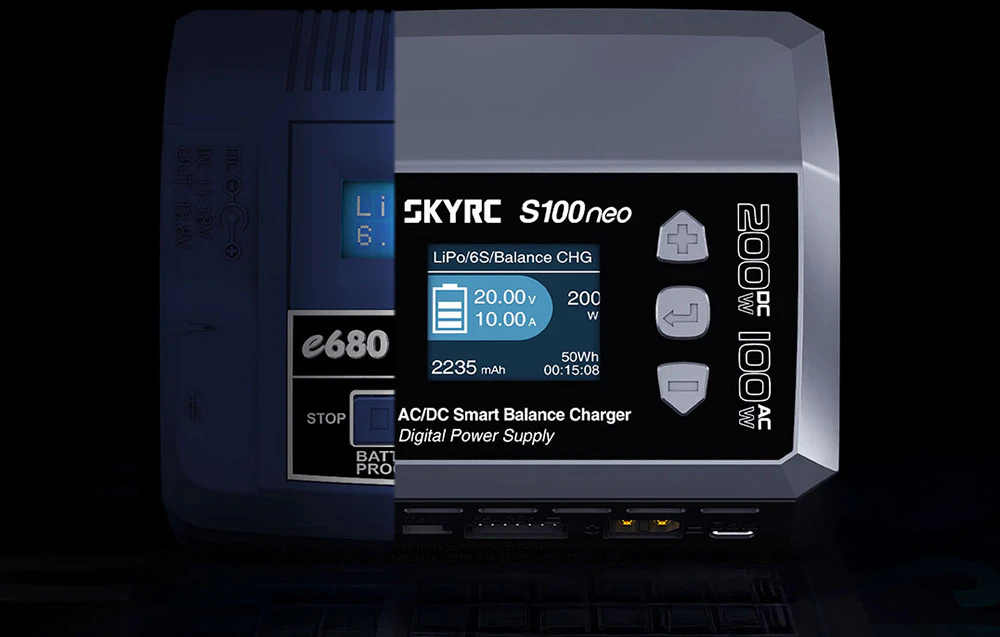 Încărcătorul SKYRC S100neo comparativ cu modelul anterior e680 pe un fundal întunecat.