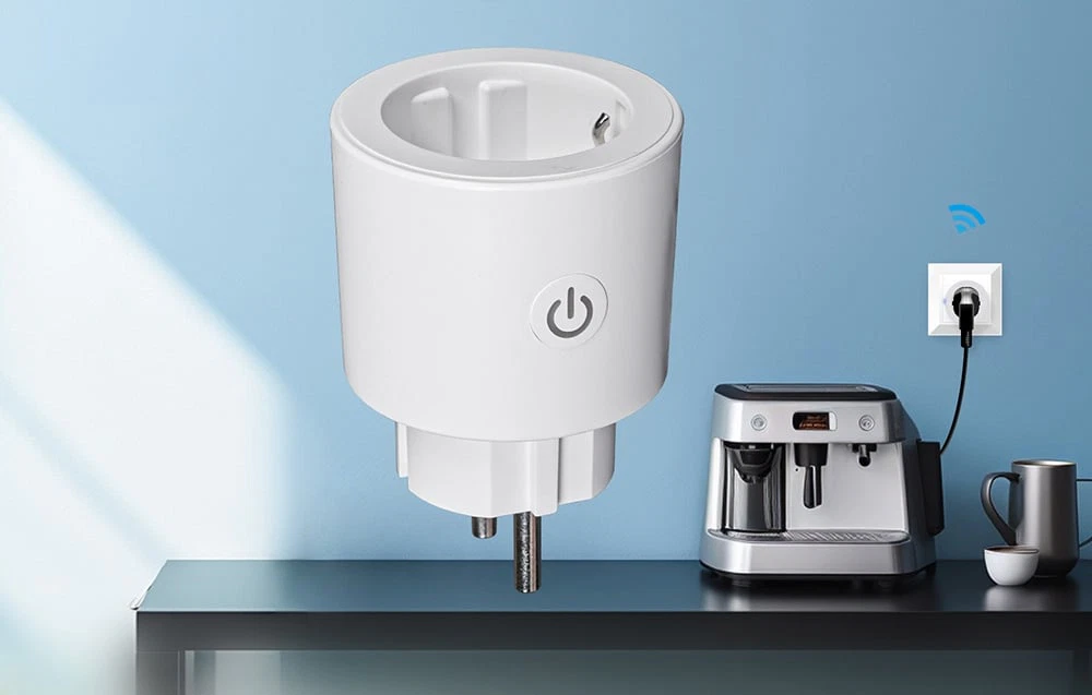 O priză modernă conectată la o priză de perete, alimentând un aparat de cafea în bucătărie.