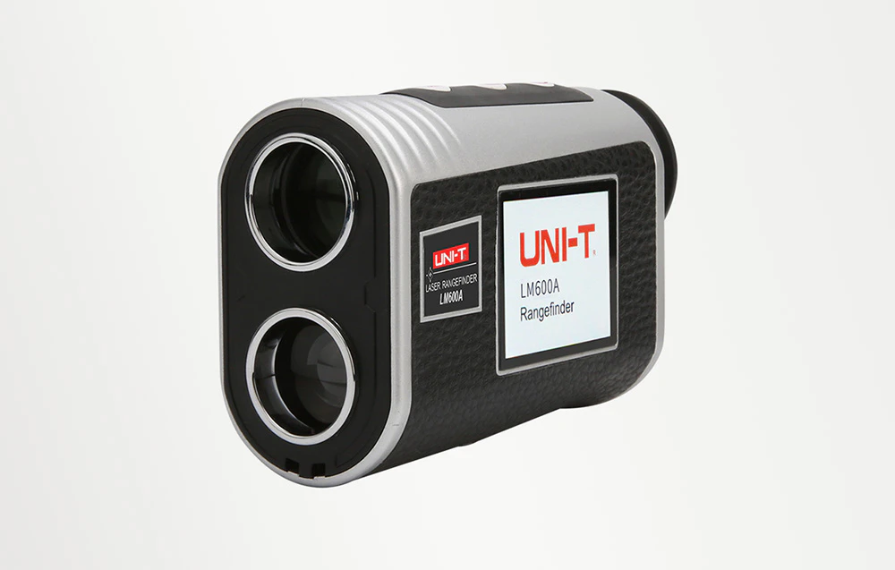 Telemetru laser UNI-T într-o carcasă negru-gri, cu două lentile în față, prezentat pe un fundal deschis.