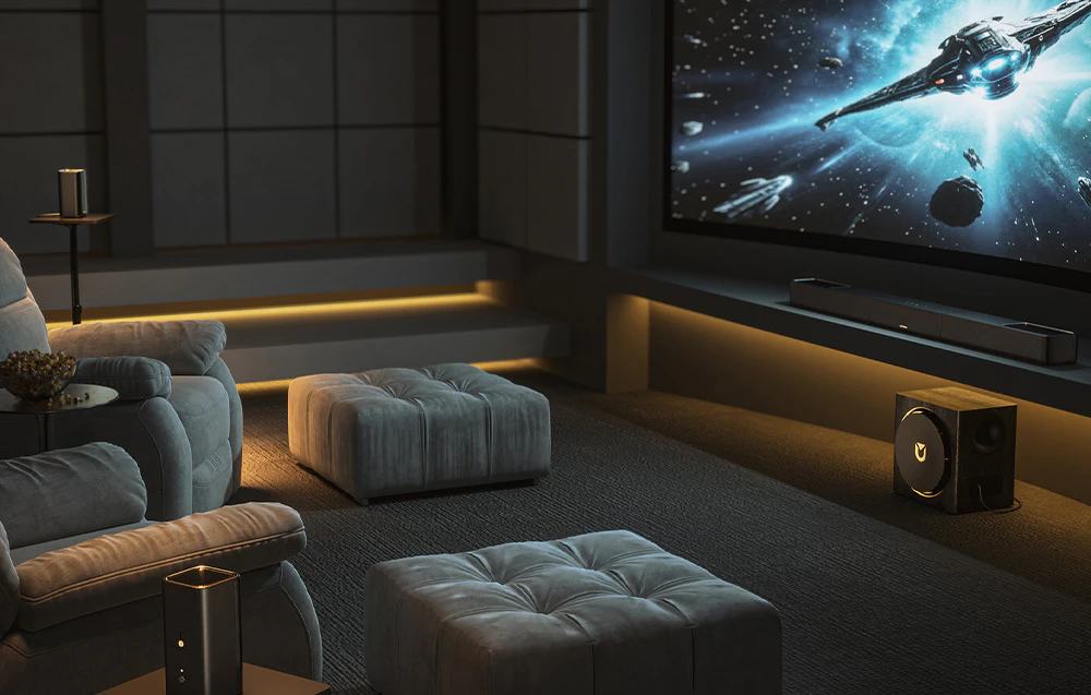 O sală de cinema întunecată cu un ecran mare care afișează o scenă de science fiction, un fotoliu, taburete și un sistem home theater