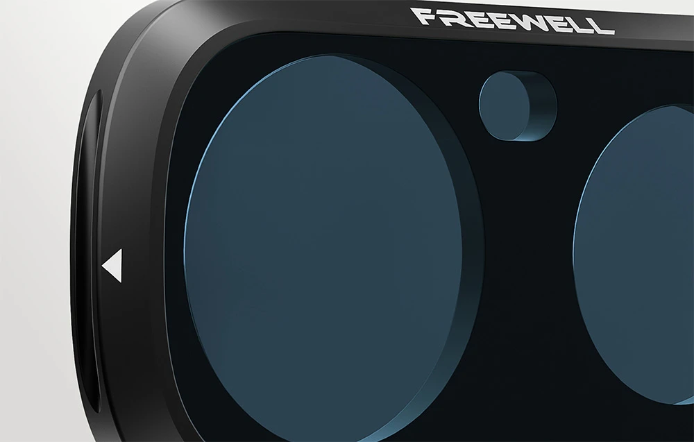 Prim-plan al cutiei negre a filtrului de reducere a poluării luminoase, cu logo-ul Freewell în partea de sus