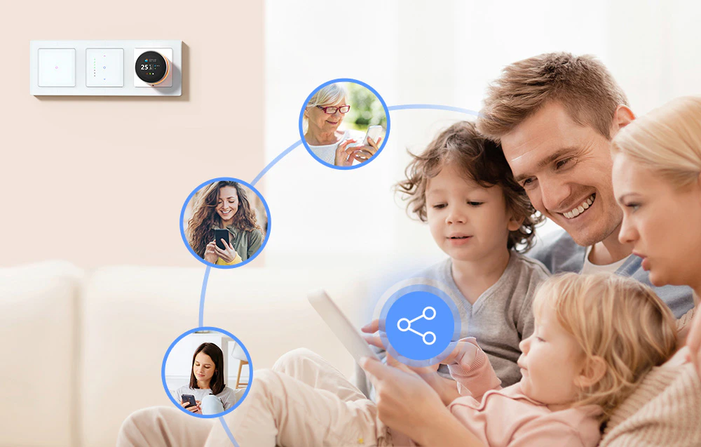 O familie cu copii stă în camera de zi, femeia ține tableta în mână